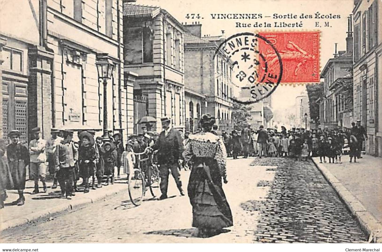 VINCENNES - Sortie Des Ecoles - Rue De La Liberté - Très Bon état - Vincennes