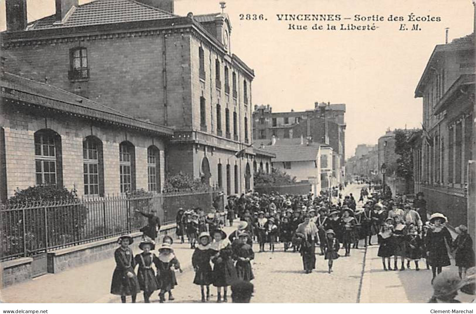 VINCENNES - Sortie Des Ecoles - Rue De La Liberté - Très Bon état - Vincennes