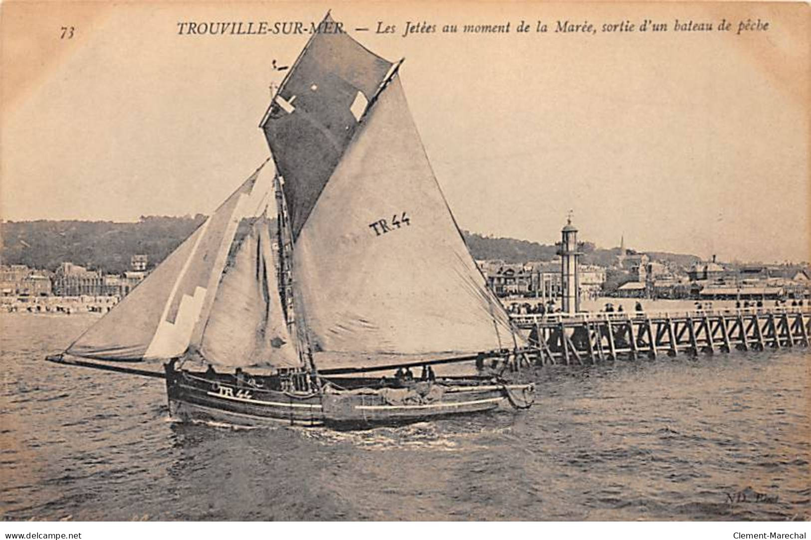 TROUVILLE SUR MER - Les Jetées Au Moment De La Marée, Sortie D'un Bateau De Pêche - Très Bon état - Trouville