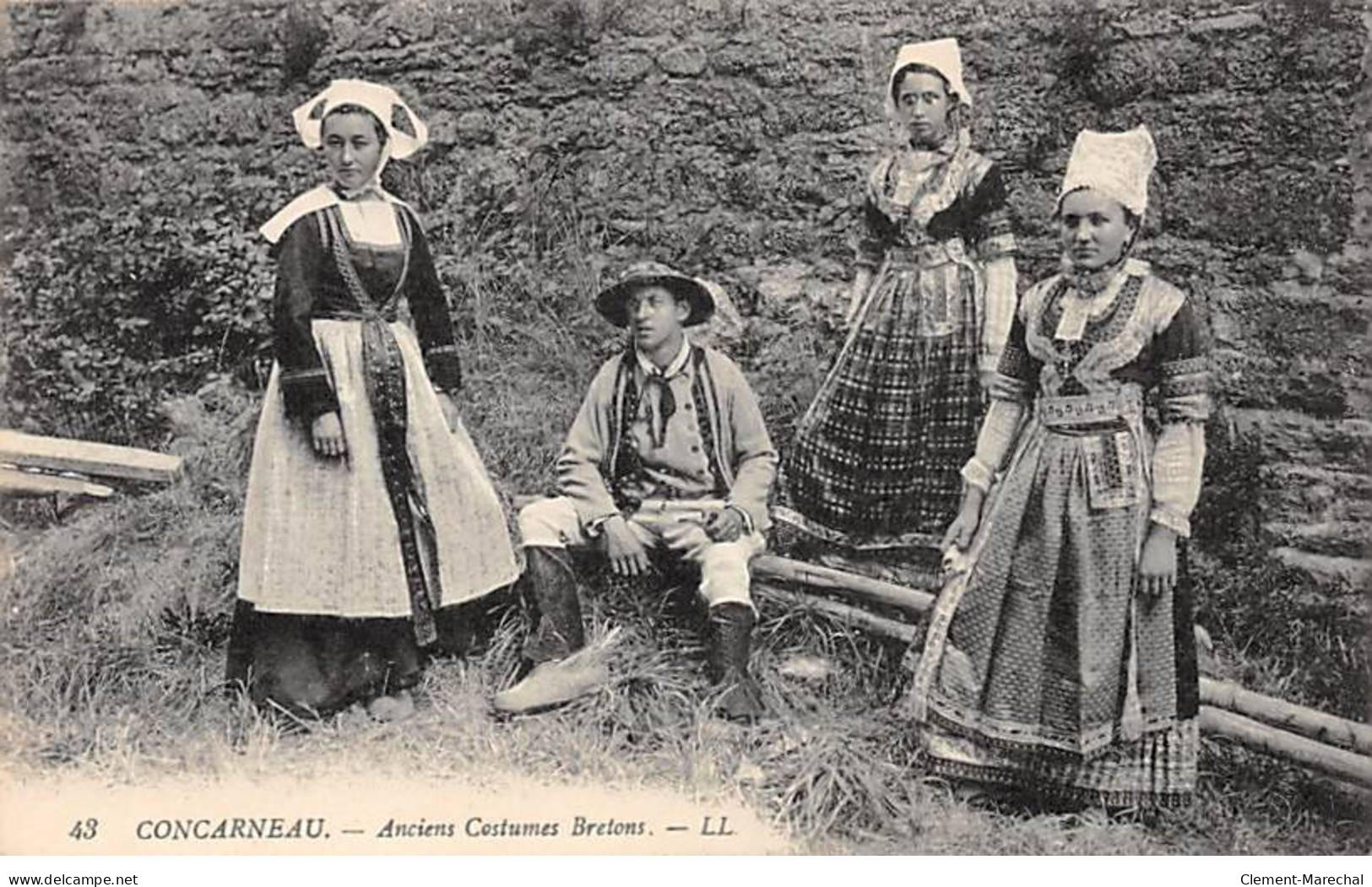 CONCARNEAU - Anciens Costumes Bretons - Très Bon état - Concarneau