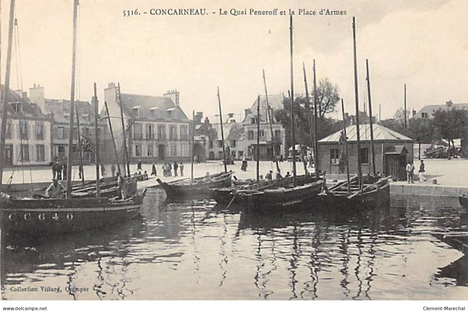 CONCARNEAU - Le Quai Peneroff Et La Place D'Armes - Très Bon état - Concarneau