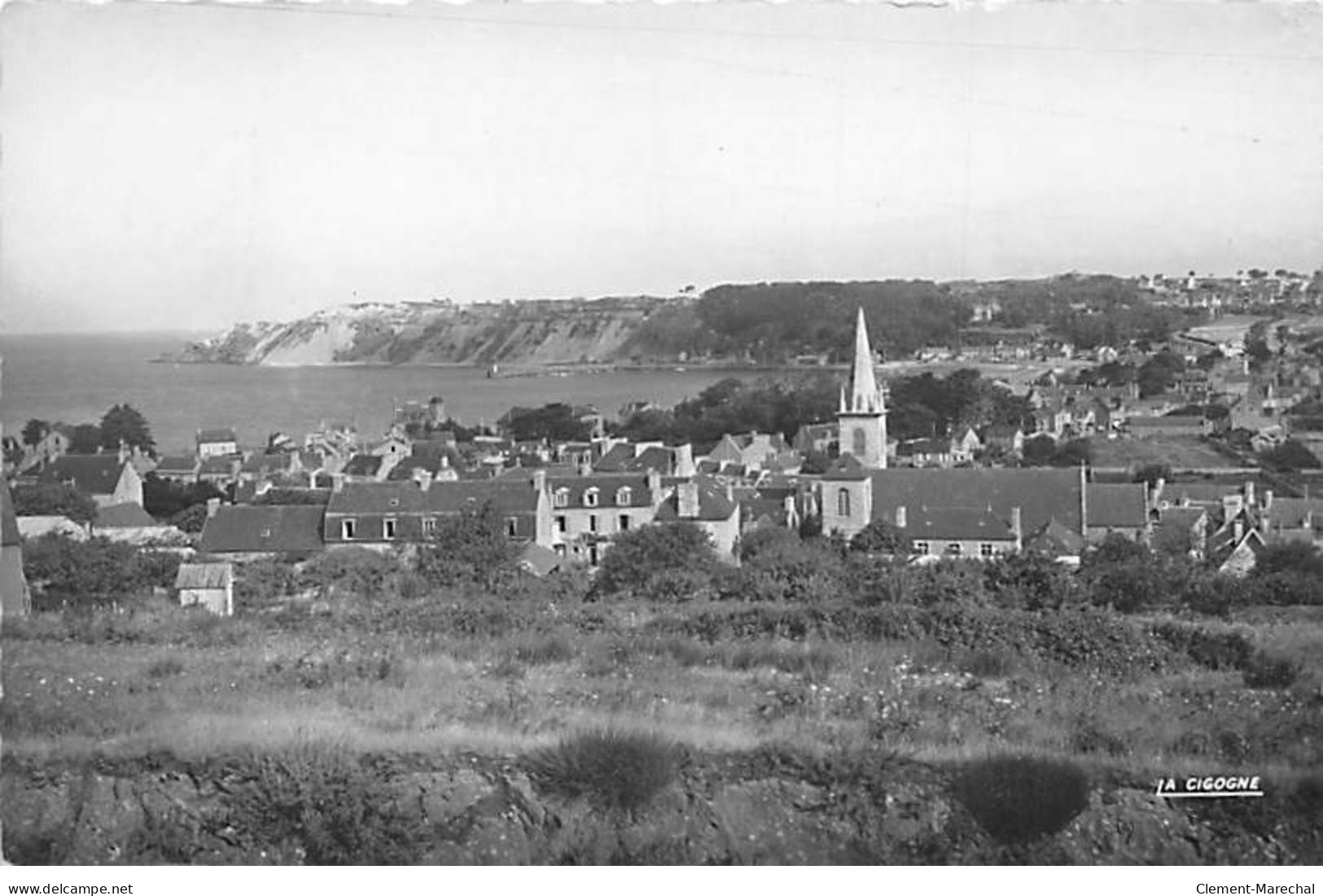 ERQUY - Vue Générale Et Plage Du Bourg - Très Bon état - Erquy