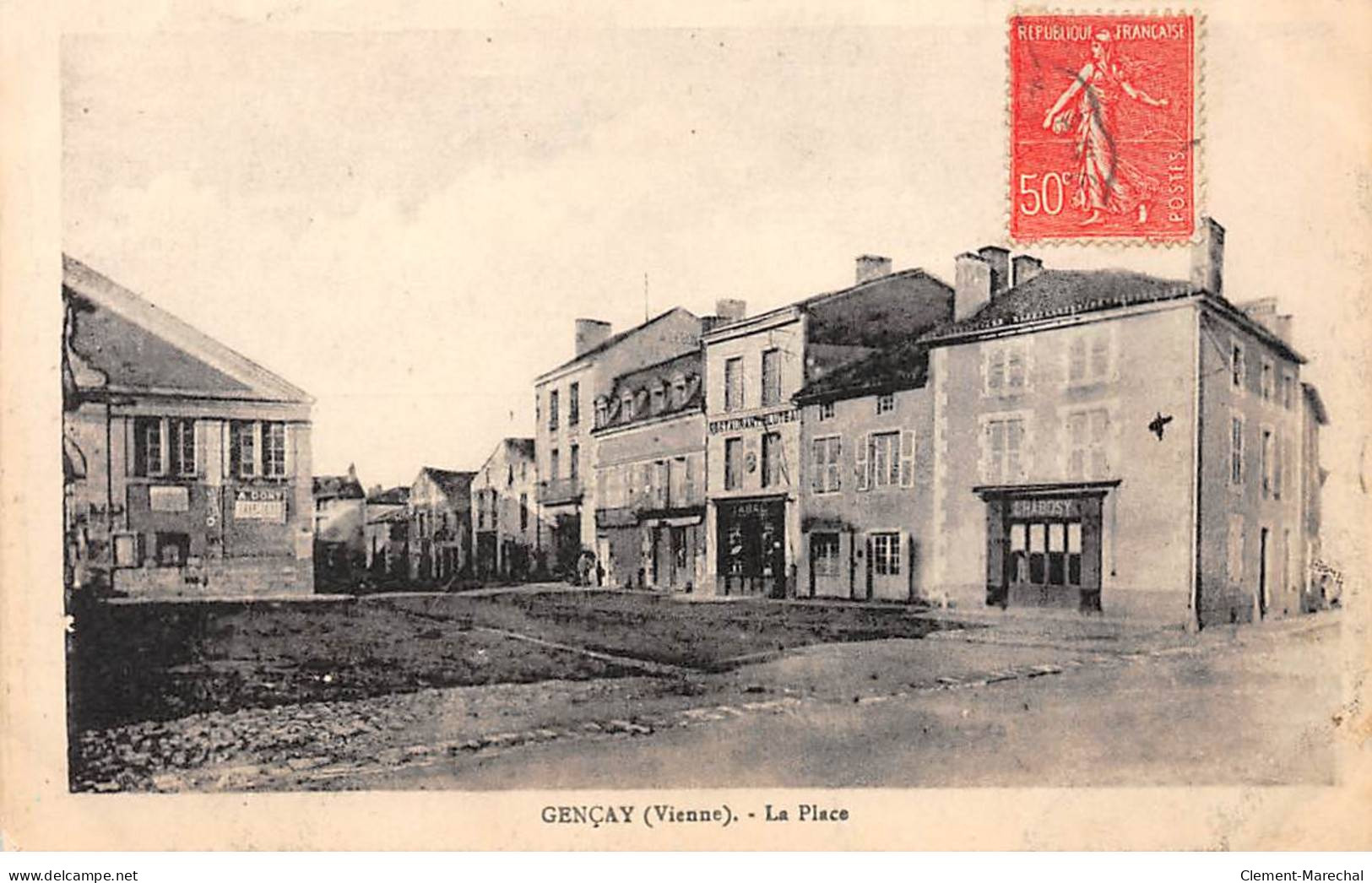 GENCAY - La Place - Très Bon état - Gencay