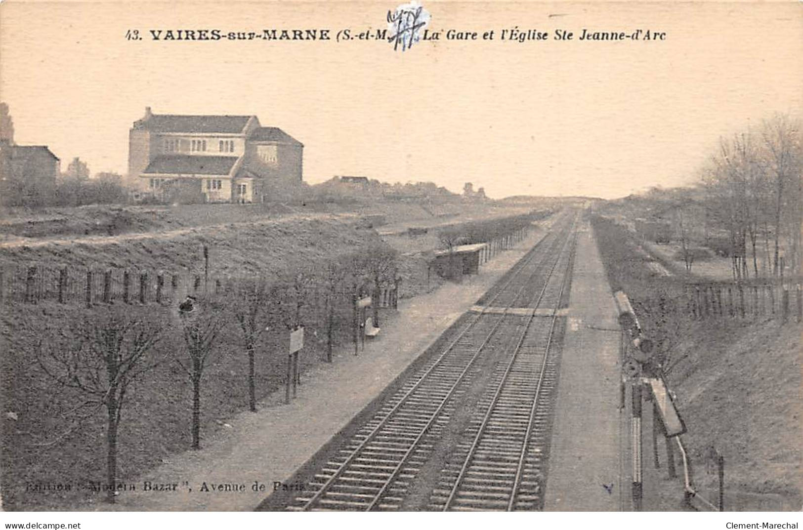 VAIRES SUR MARNE - La Gare Et L'Eglise Sainte Jeanne D'Arc - Très Bon état - Vaires Sur Marne