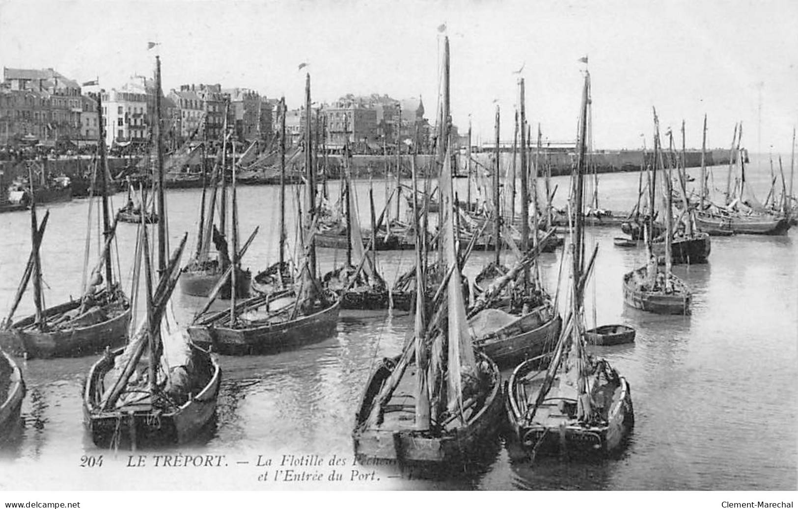LE TREPORT - La Flotille Des Pêcheurs Et L'Entrée Du Port - Très Bon état - Le Treport