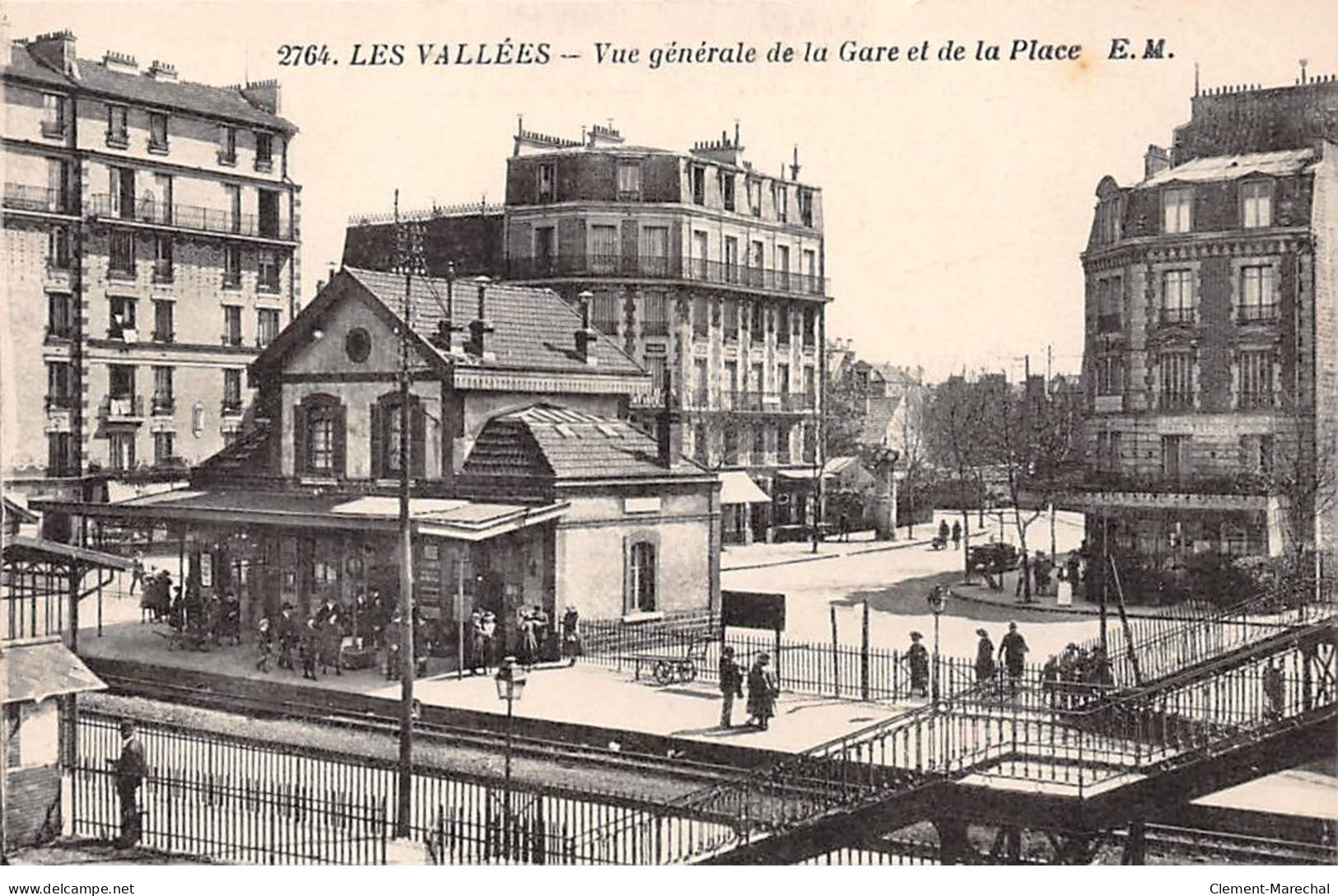 LES VALLEES - Vue Générale De La Gare Et De La Place - Très Bon état - Autres & Non Classés