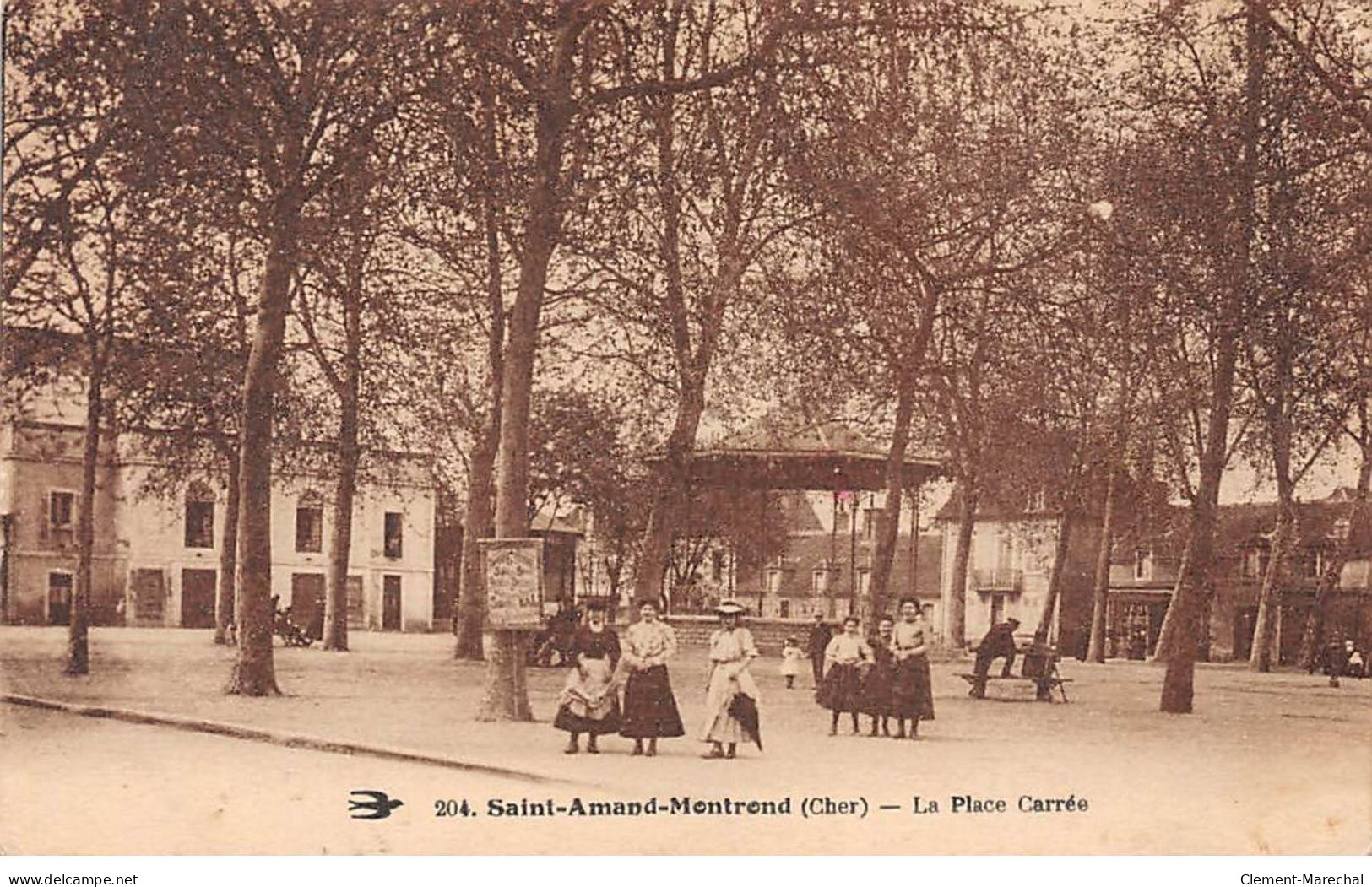 SAINT AMAND MONTROND - La Place Carrée - état - Saint-Amand-Montrond