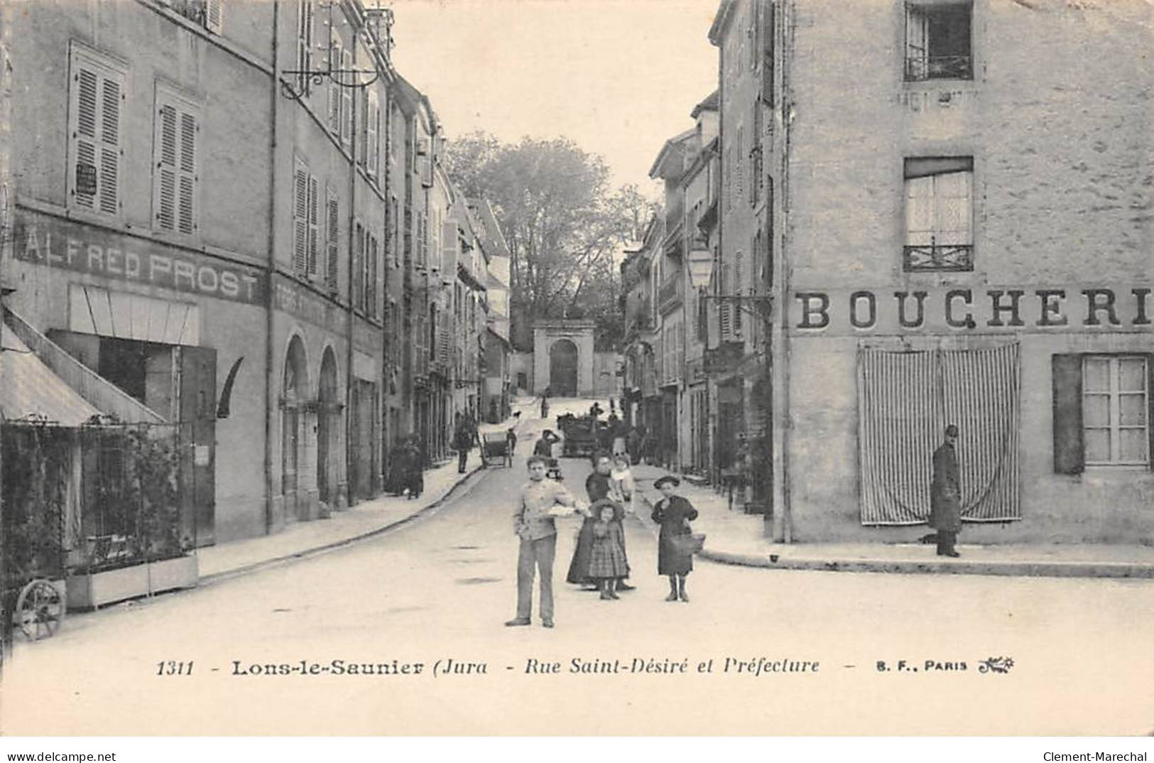 LONS LE SAUNIER - Rue Saint Désiré Et Préfecture - Très Bon état - Lons Le Saunier