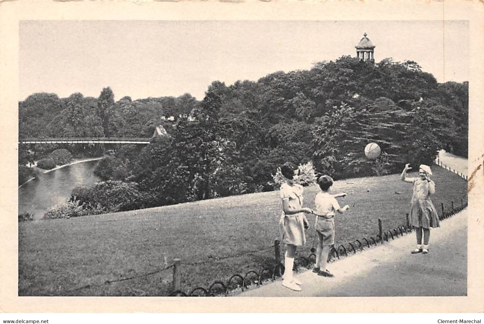 PARIS - Jeux D'Enfants Dans Les Parcs De Paris - Les Buttes Chaumont - état - Parcs, Jardins