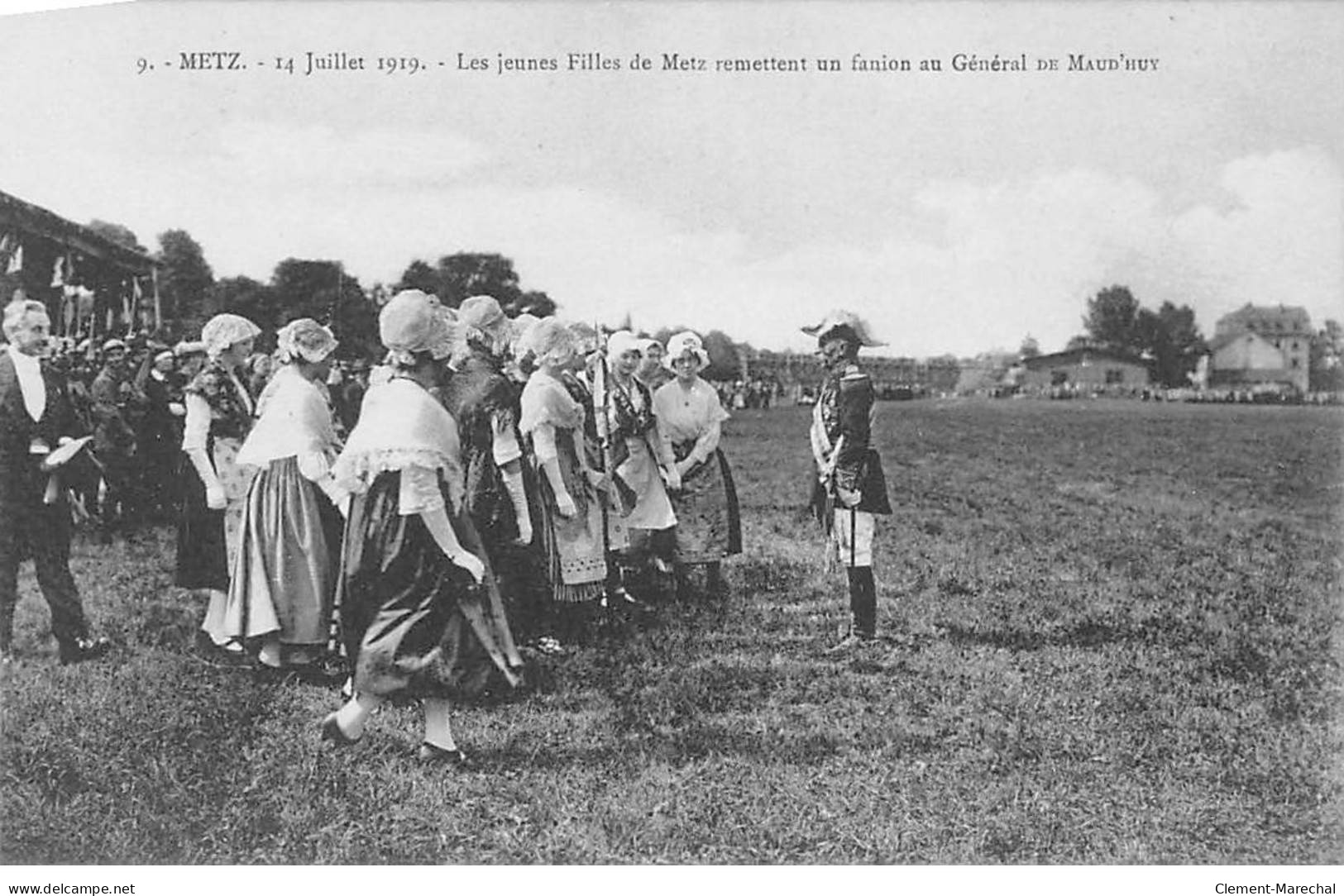 METZ - 14 Juillet 1919 - Les Jeunes Filles De Metz Remettant Un Fanion Au Général De Maud'huy - Très Bon état - Metz