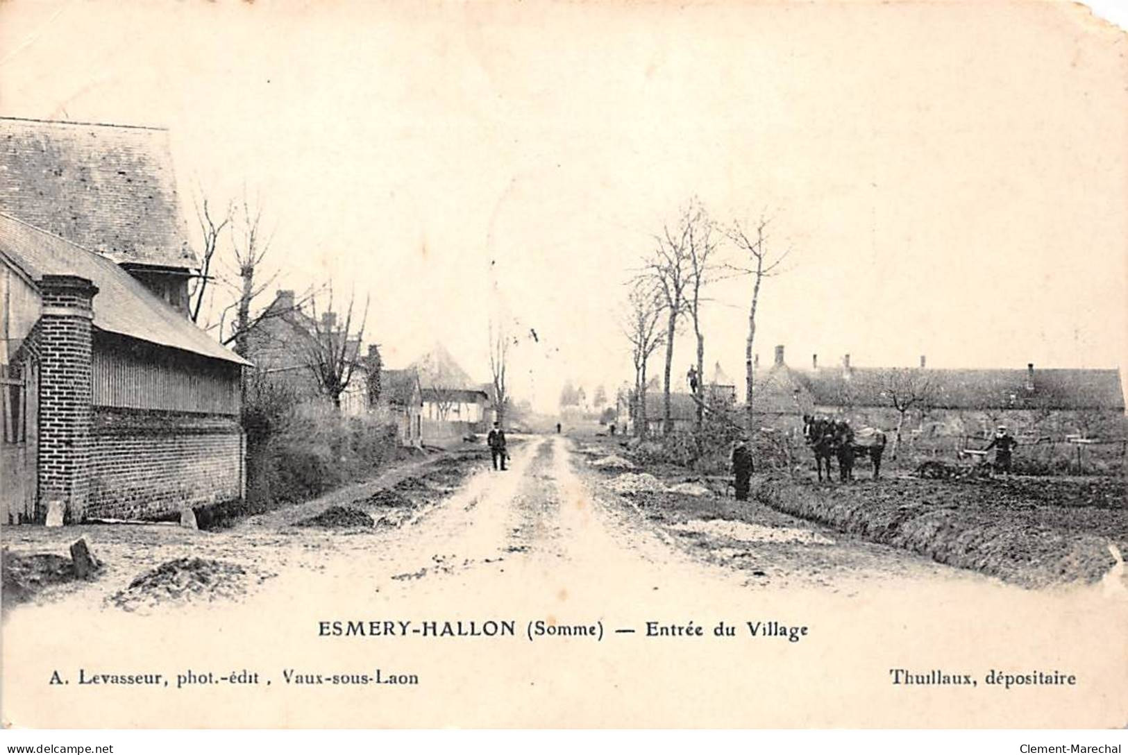 ESMERY HALLON - Entrée Du Village - état - Autres & Non Classés