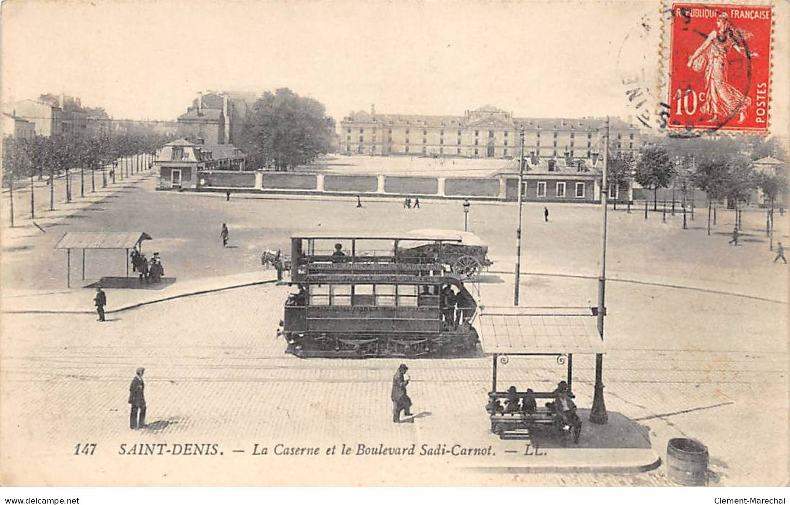 SAINT DENIS - La Caserne Et Le Boulevard Sadi Carnot - Très Bon état - Saint Denis