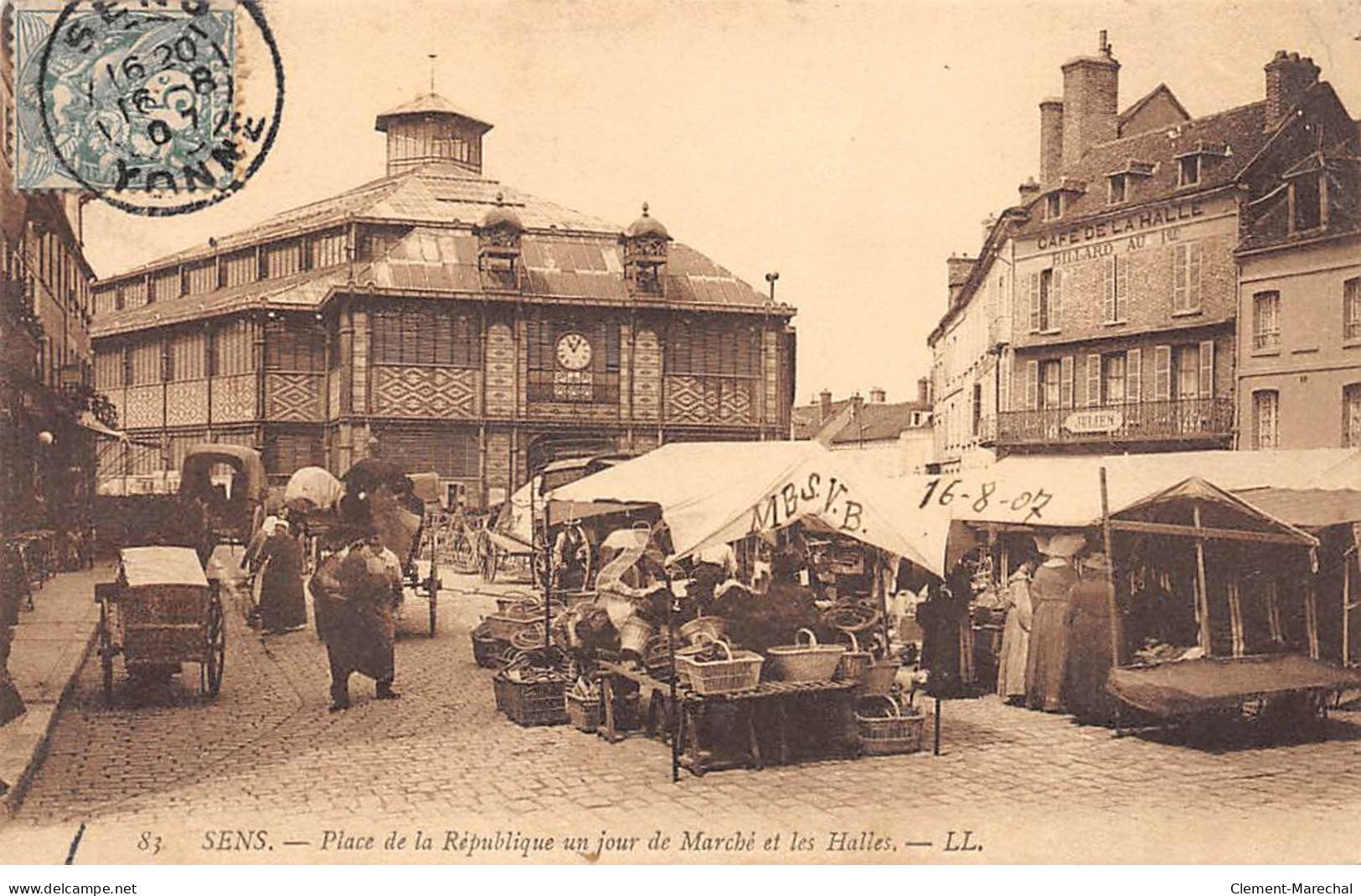 SENS - Place De La République Un Jour De Marché Et Les Halles - Très Bon état - Sens