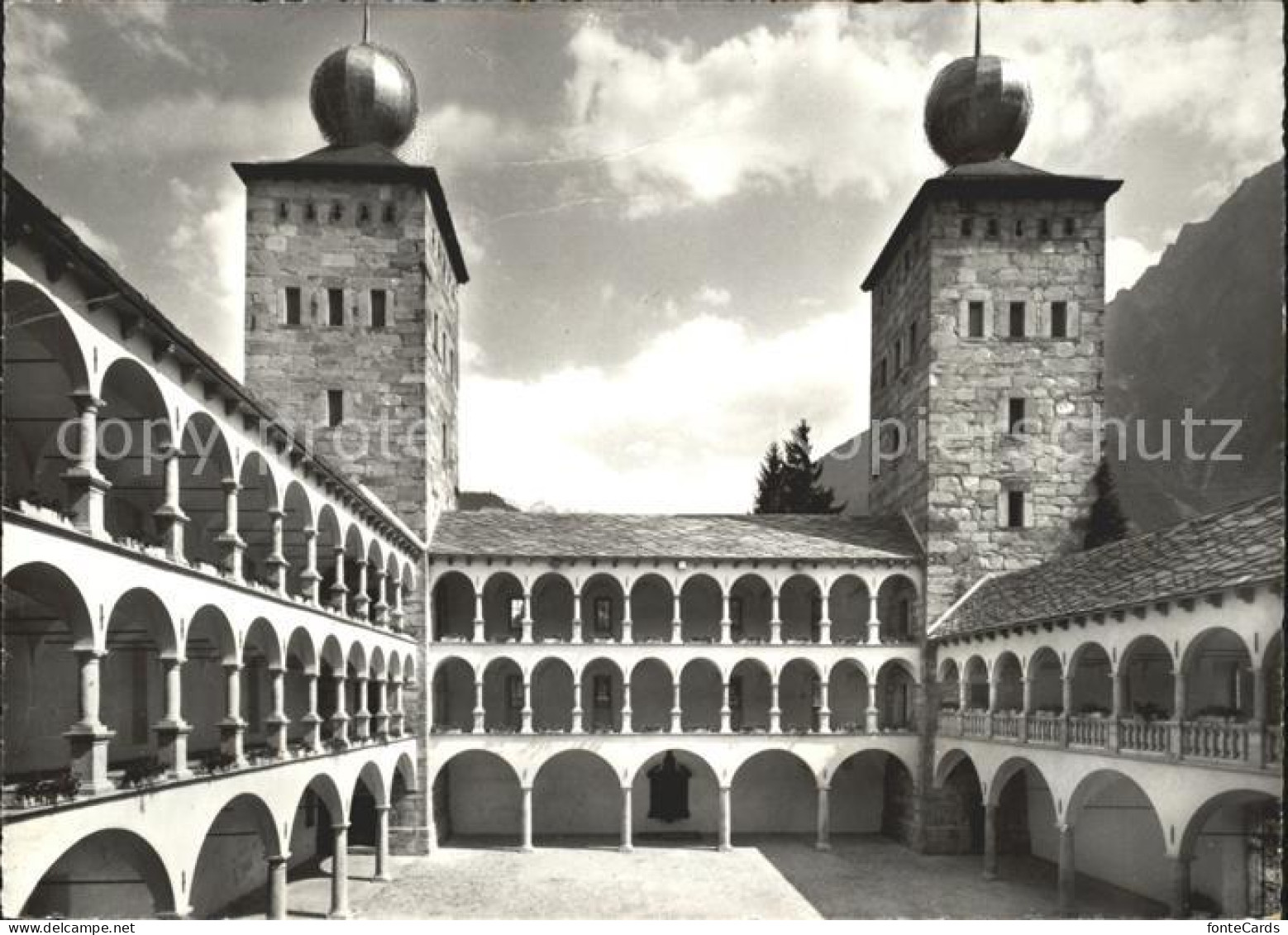 11638847 Brig Stockalperschloss Hof Mit Arkadenlauben Und Tuermen Brig - Autres & Non Classés