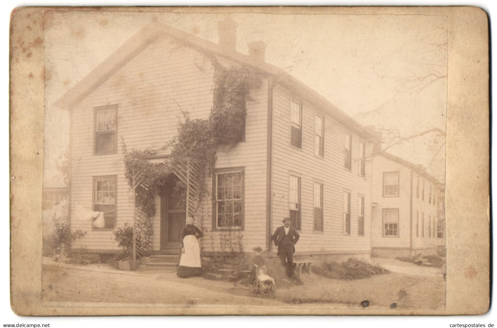 Fotografie A. W. Howes & Co., Turners Falls, Ansicht Turners Falls /Mass., Familie Vor Wohnhaus  - Luoghi