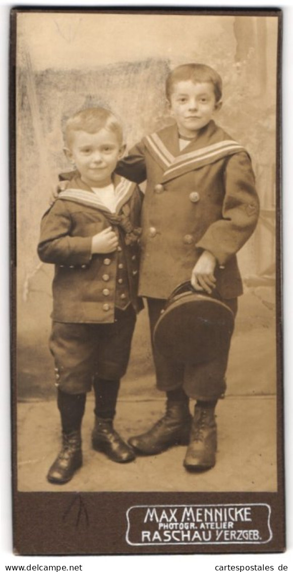 Fotografie Max Mennicke, Raschau I / Erzgeb., Portrait Zwei Kleine Jungen Im Matrosenanzug Mit Schirmmütze  - Personnes Anonymes