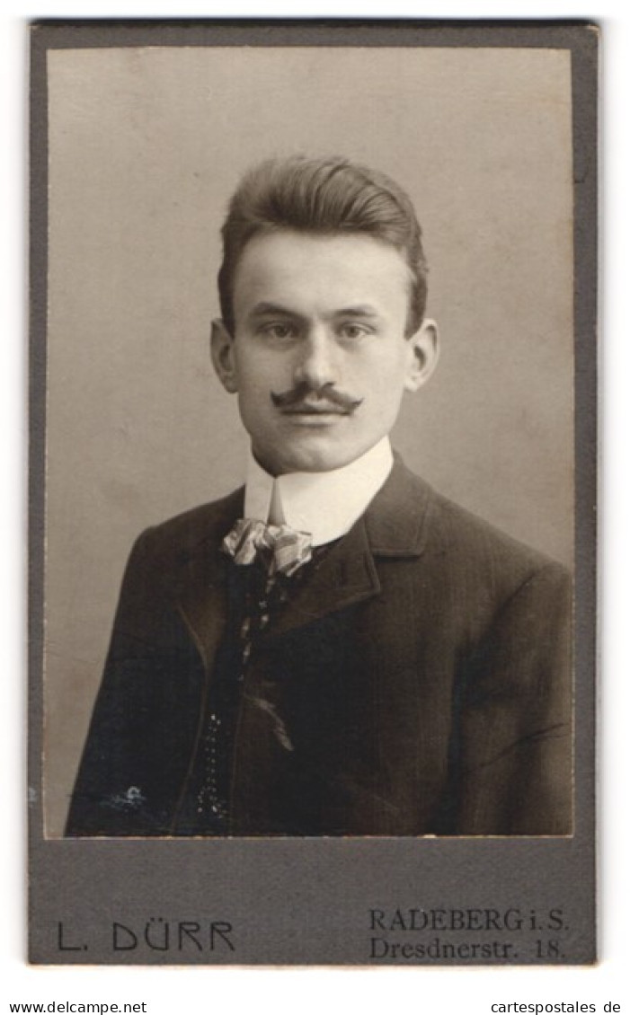 Fotografie L. Dürr, Radeberg I. S., Portrait Charmant Blickender Junger Mann Mit Schnurrbart  - Anonymous Persons