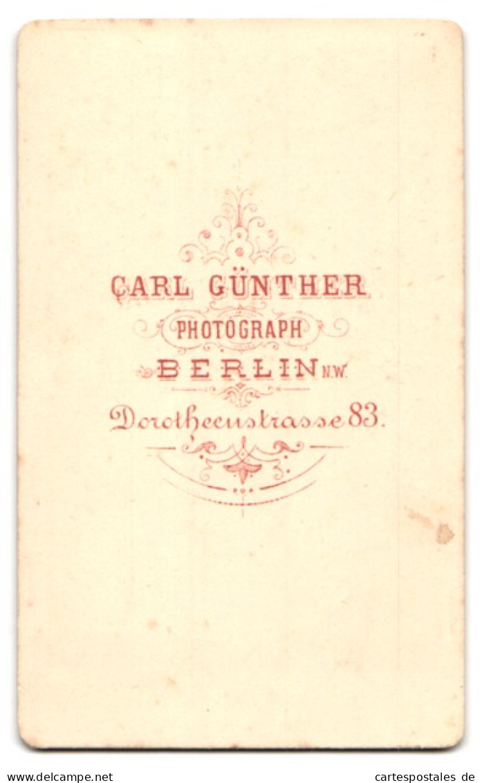 Fotografie Carl Günther, Berlin, Portrait Charmanter Junger Mann Mit Fliege Im Jackett  - Personas Anónimos