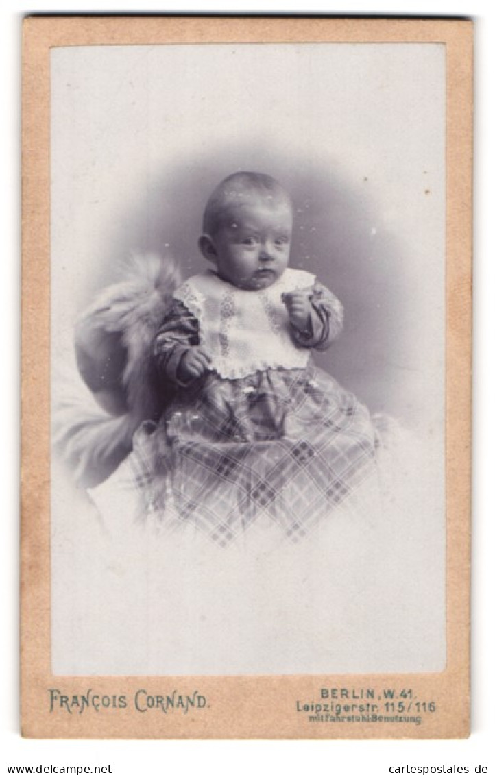 Fotografie Francois Cornand, Berlin-W, Portrait Niedliches Baby Im Karierten Kleid Auf Fell Sitzend  - Personas Anónimos
