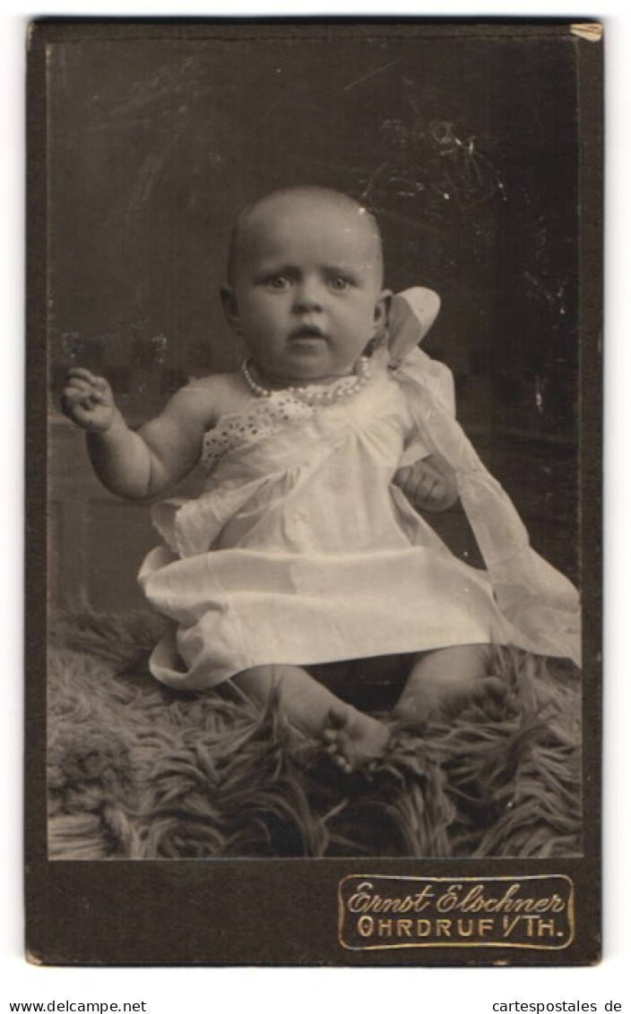 Fotografie Ernst Elschner, Ohrdruf I / Th., Portrait Niedliches Baby Im Weissen Kleid Auf Fell Sitzend  - Persone Anonimi