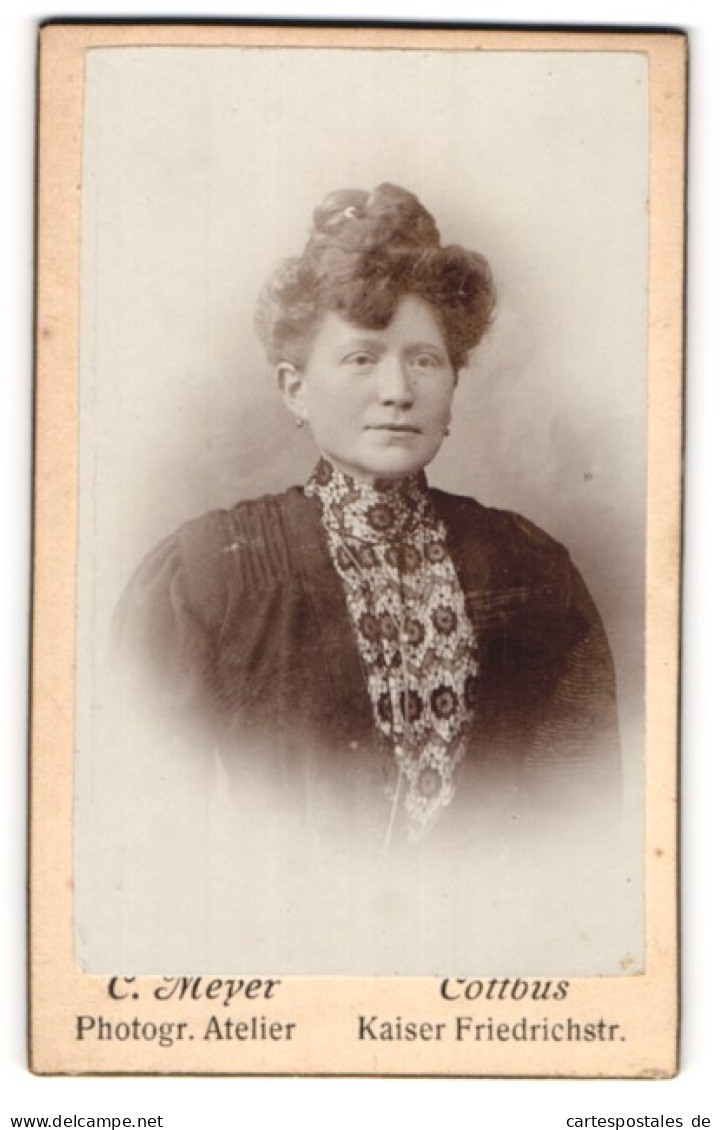 Fotografie C. Meyer, Cottbus, Portrait Bürgerliche Dame Mit Hochsteckfrisur  - Personnes Anonymes