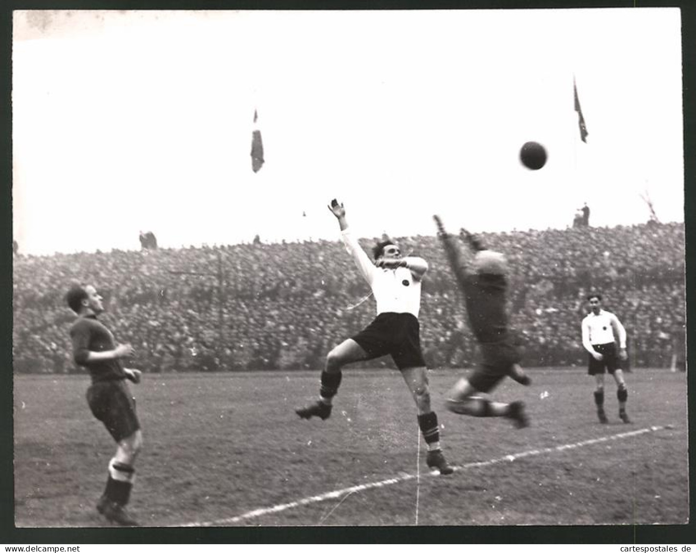 Fotografie 30. Fussballstädtekampf Wien : Berlin 1938, Mittelstürmer Berndt  - Sporten