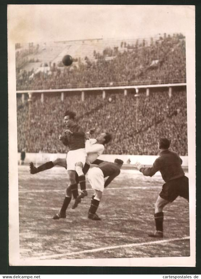 Fotografie Ansicht Wien, Fussballendspiel Im Tschammer-Pokal 1940, Dresdner SC : 1. FC Nürnberg  - Deportes