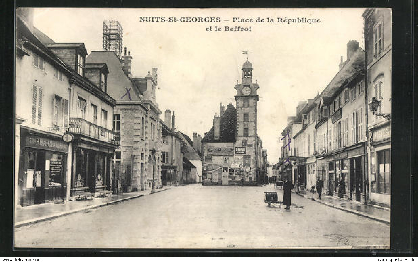 CPA Nuits-Saint-Georges, Place De La République Et Le Beffroi  - Nuits Saint Georges