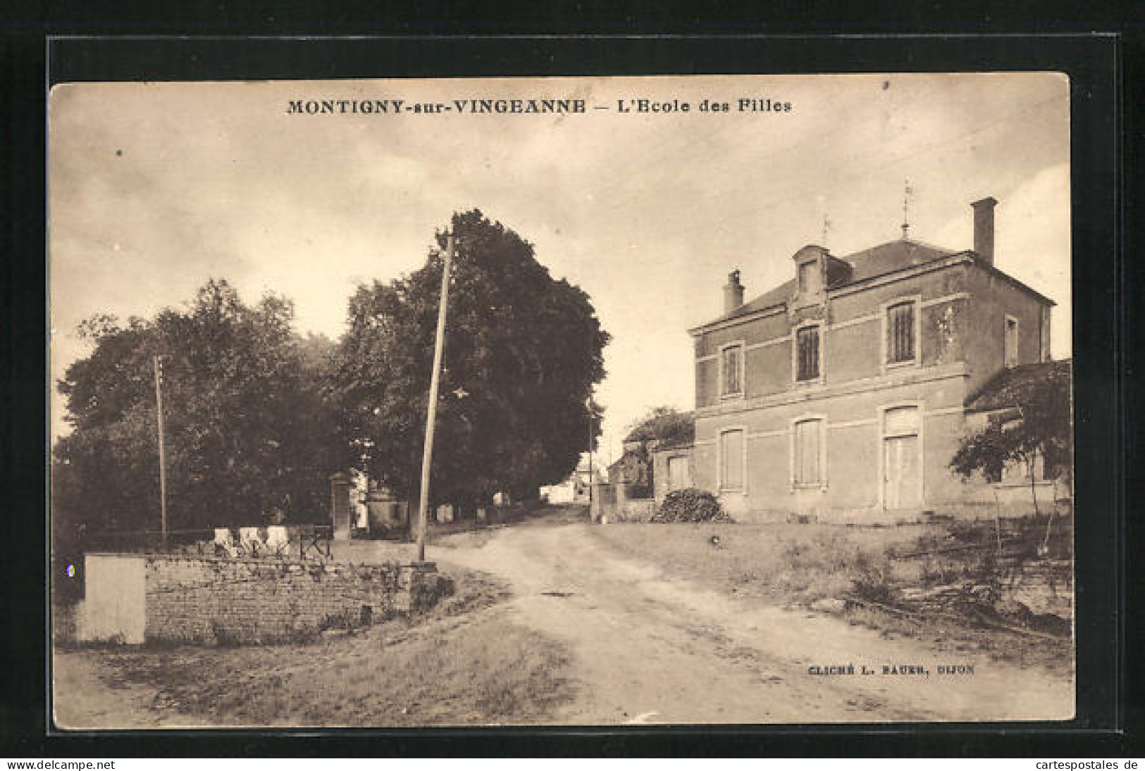 CPA Montigny-sur-Vingeanne, L'Ecole Des Filles  - Autres & Non Classés