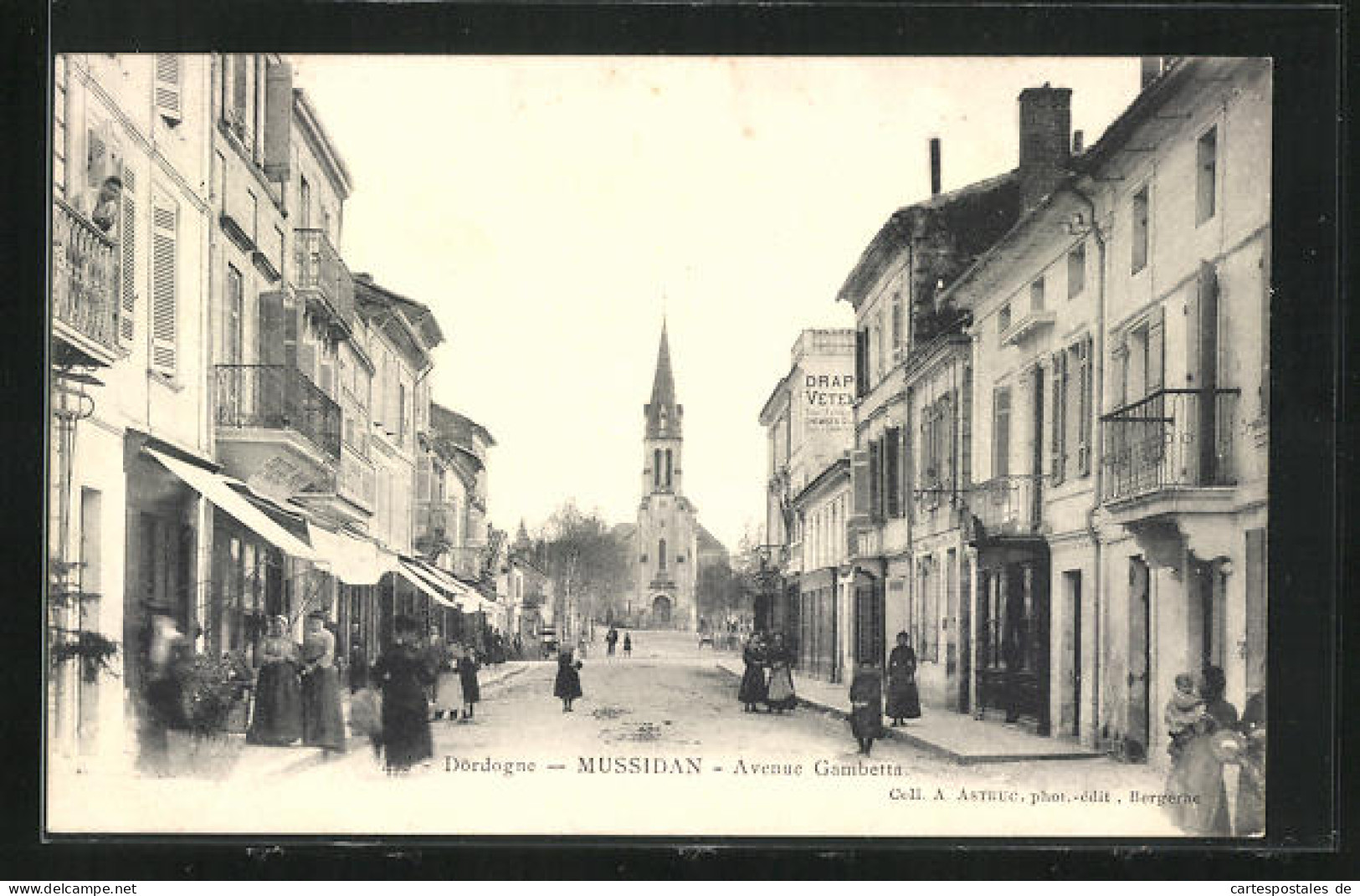 CPA Mussidan, Avenue Gambetta, Vue De La Rue  - Mussidan