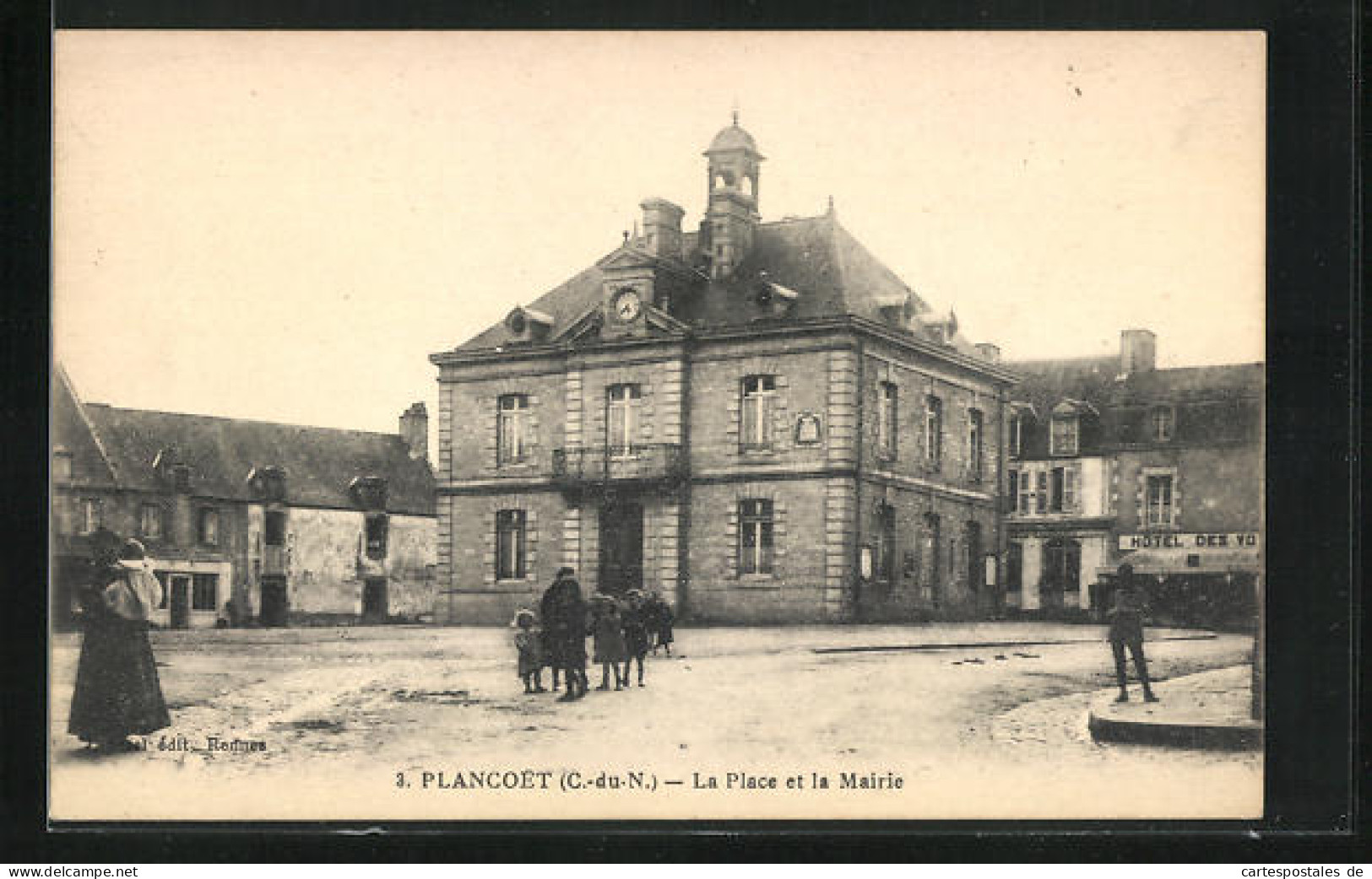 CPA Plancoet, La Place Et La Mairie  - Plancoët