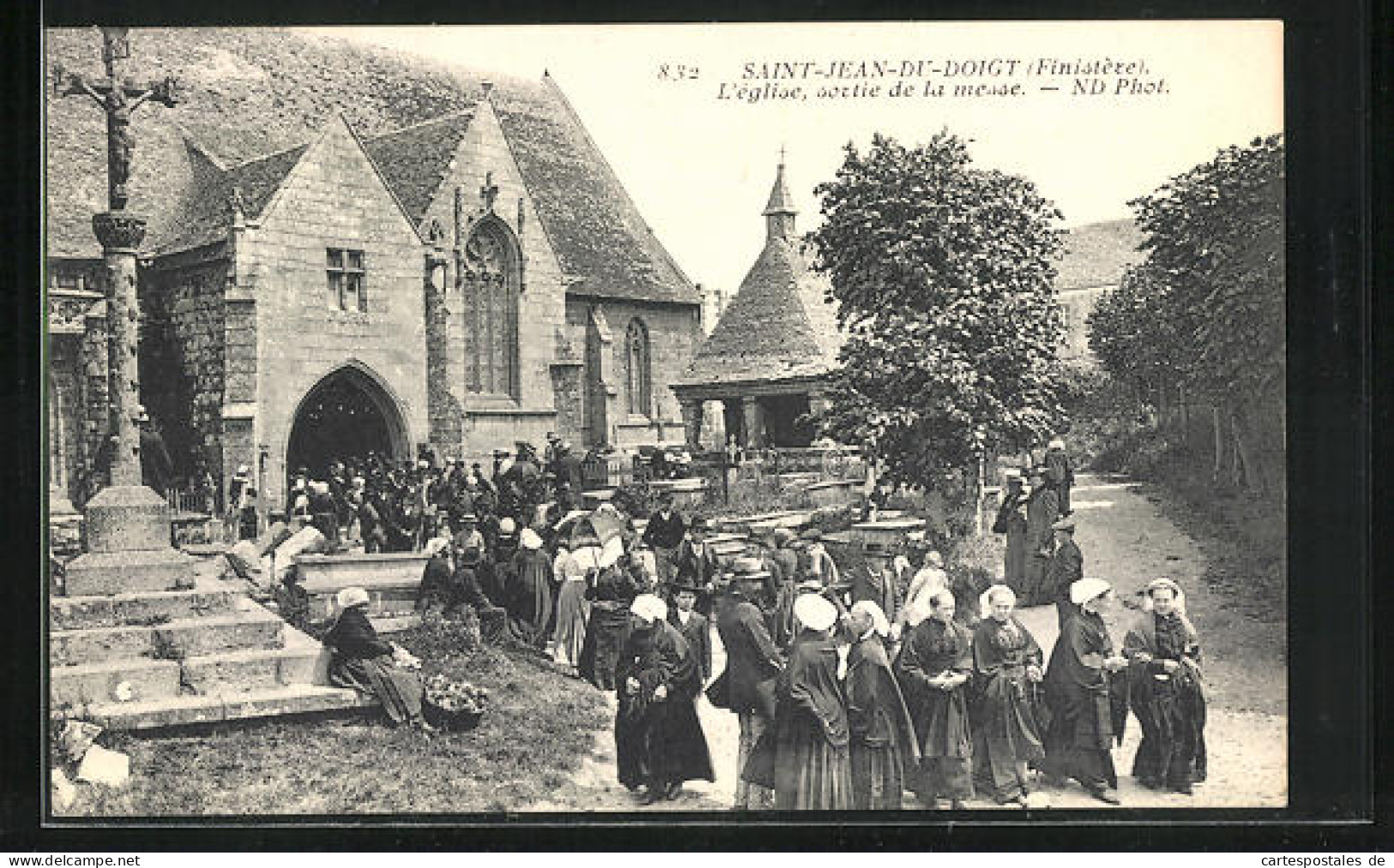 CPA Saint-Jean-du-Doigt, L`Eglise, Sortie De La Messe  - Saint-Jean-du-Doigt