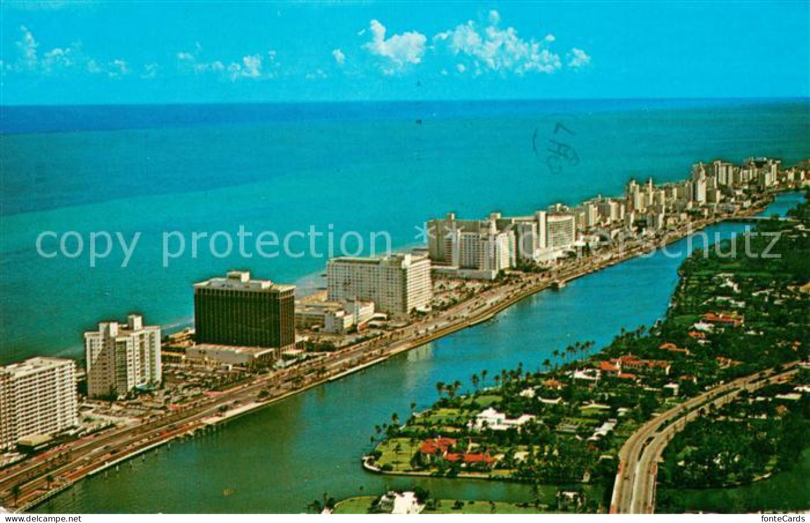 73743548 Miami_Beach Aerial View Of Hotels Along Indian Creek - Autres & Non Classés