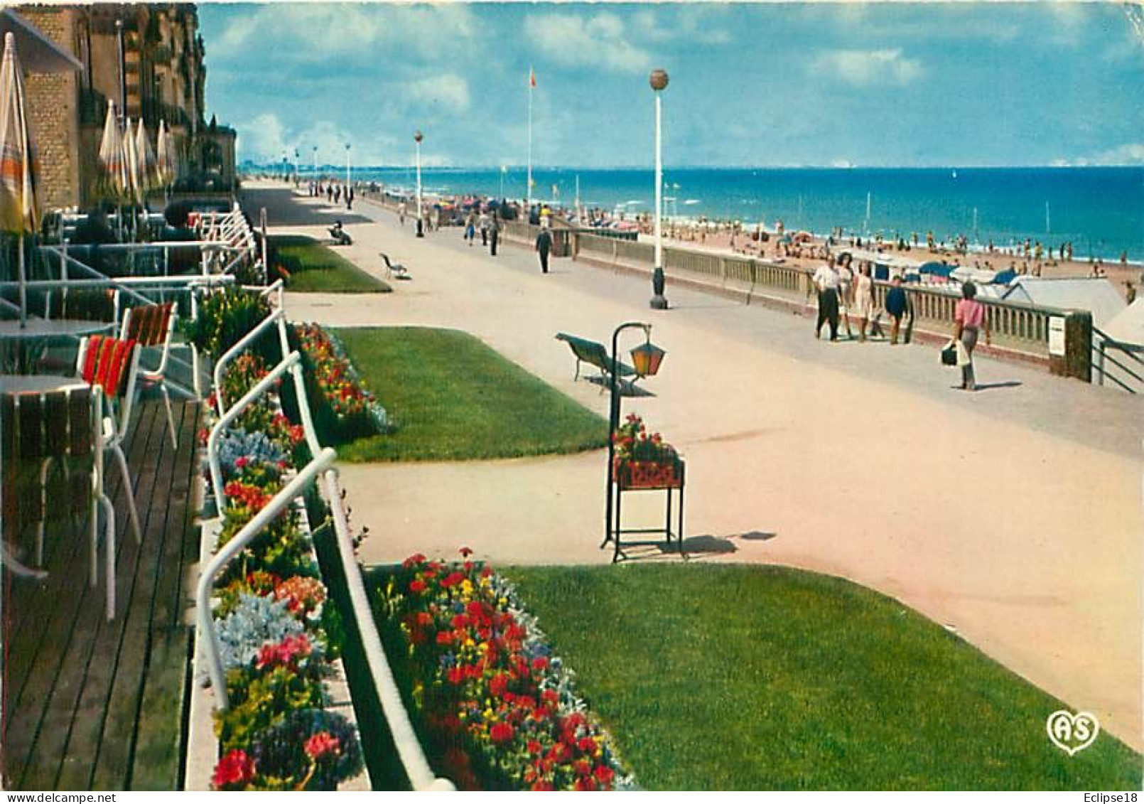 Cabourg - La Promenade Et La Plage  Y 242 - Cabourg