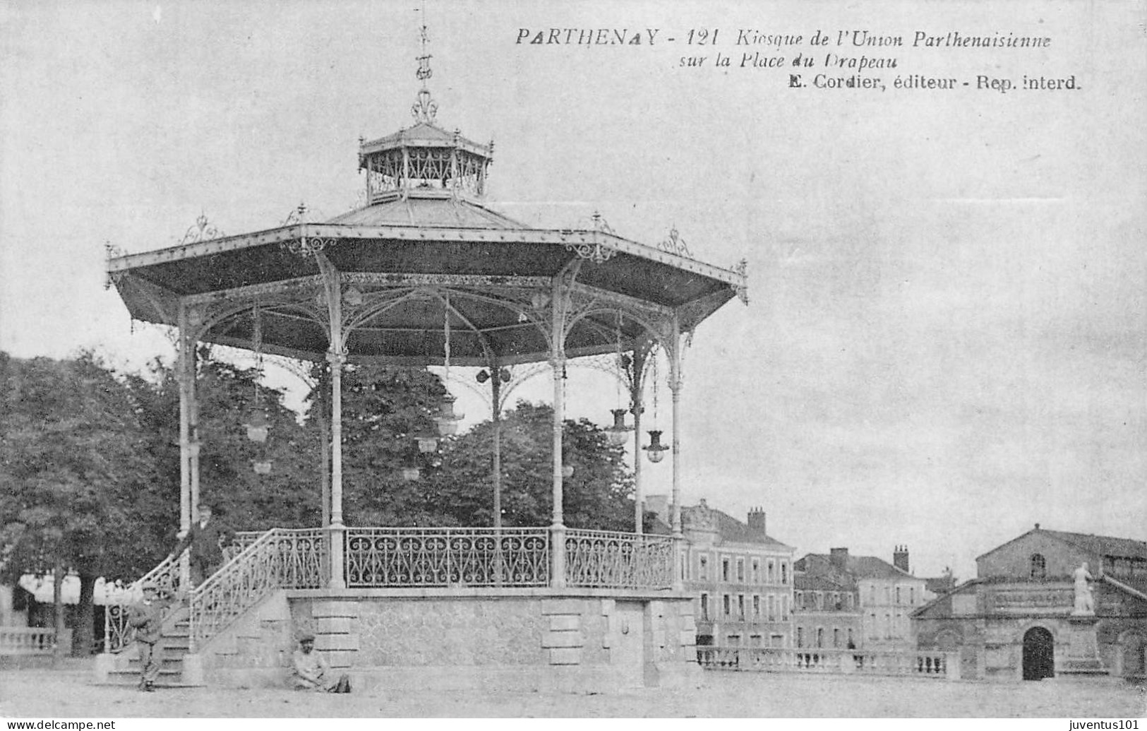 CPA Parthenay-Kiosque De L'Union Parthenaisienne Sur La Place Du Drapeau    L2903 - Parthenay