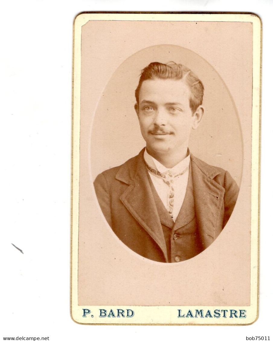 Photo CDV D'un Homme   élégant Posant Dans Un Studio Photo A  Lamastre - Ancianas (antes De 1900)