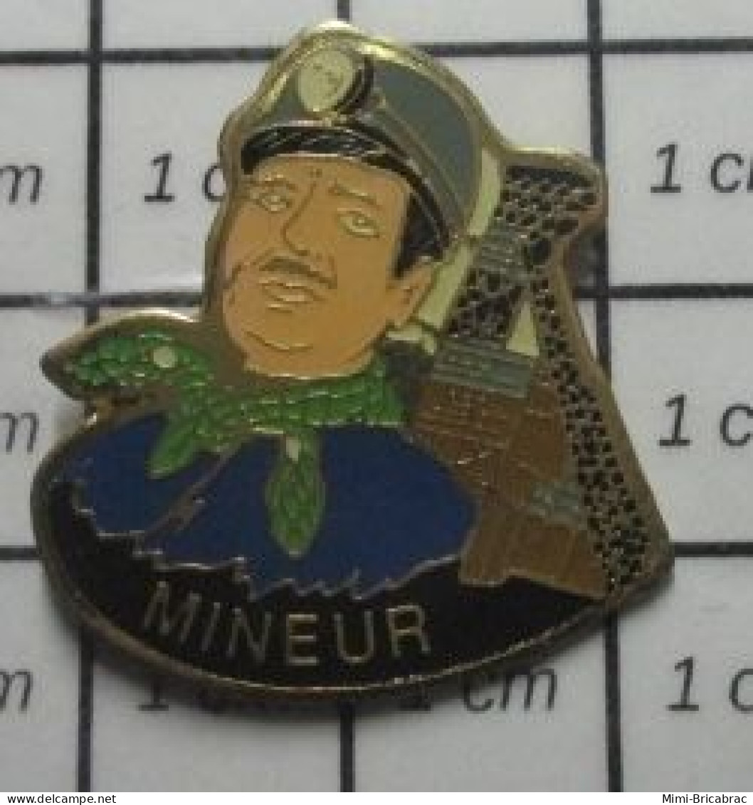 713c Pin's Pins / Beau Et Rare / AUTRES / MINE MINEUR CARREAU PUITS FOULARD CASQUE LAMPE MOUSTACHE YMCA - Autres & Non Classés