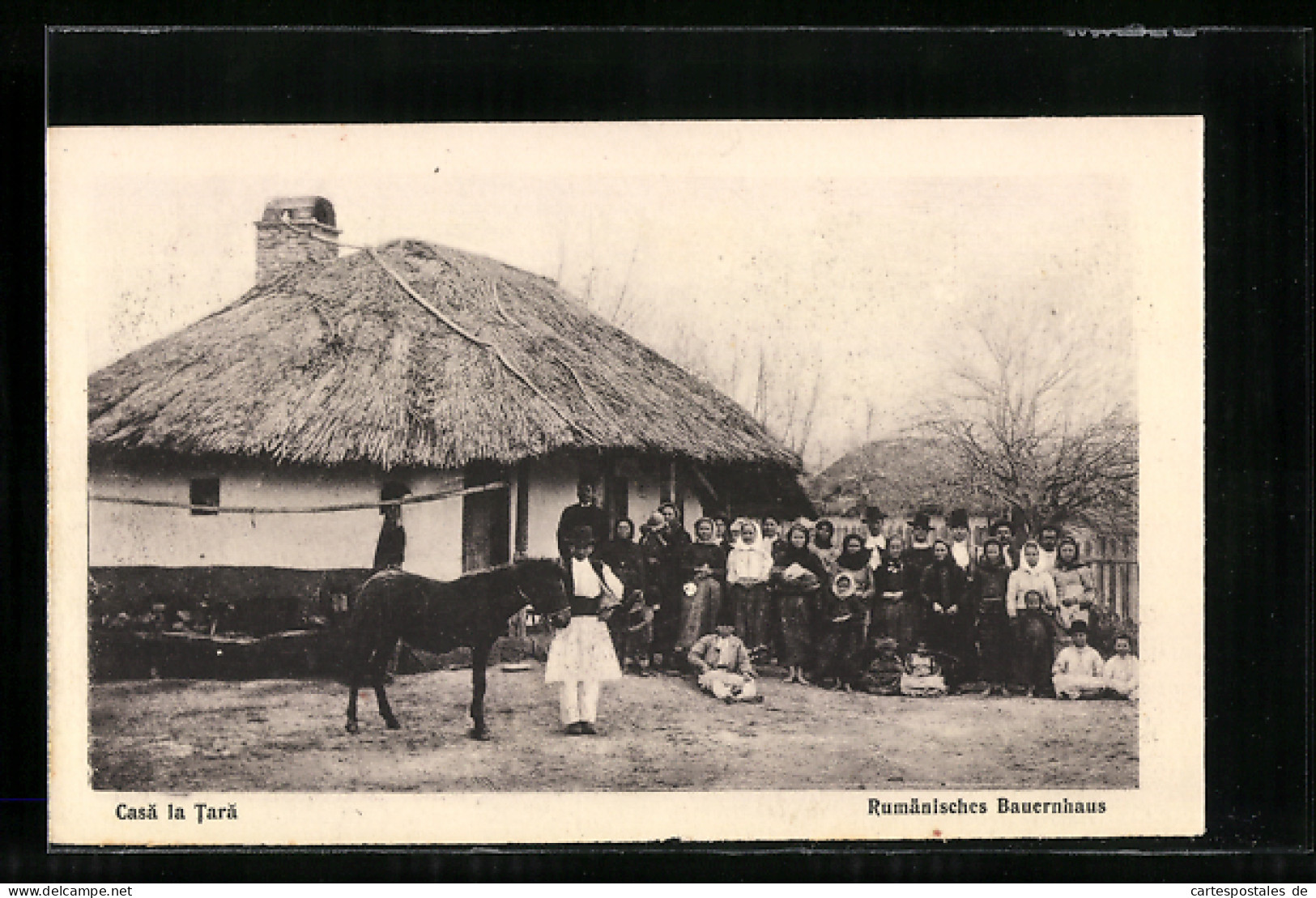 AK Familie Vor Einem Rumänischen Bauernhaus Mit Esel  - Non Classés