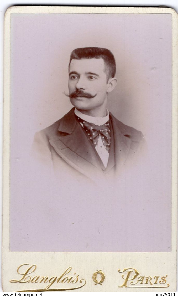 Photo CDV D'un Homme  élégant Posant Dans Un Studio Photo A Paris - Ancianas (antes De 1900)