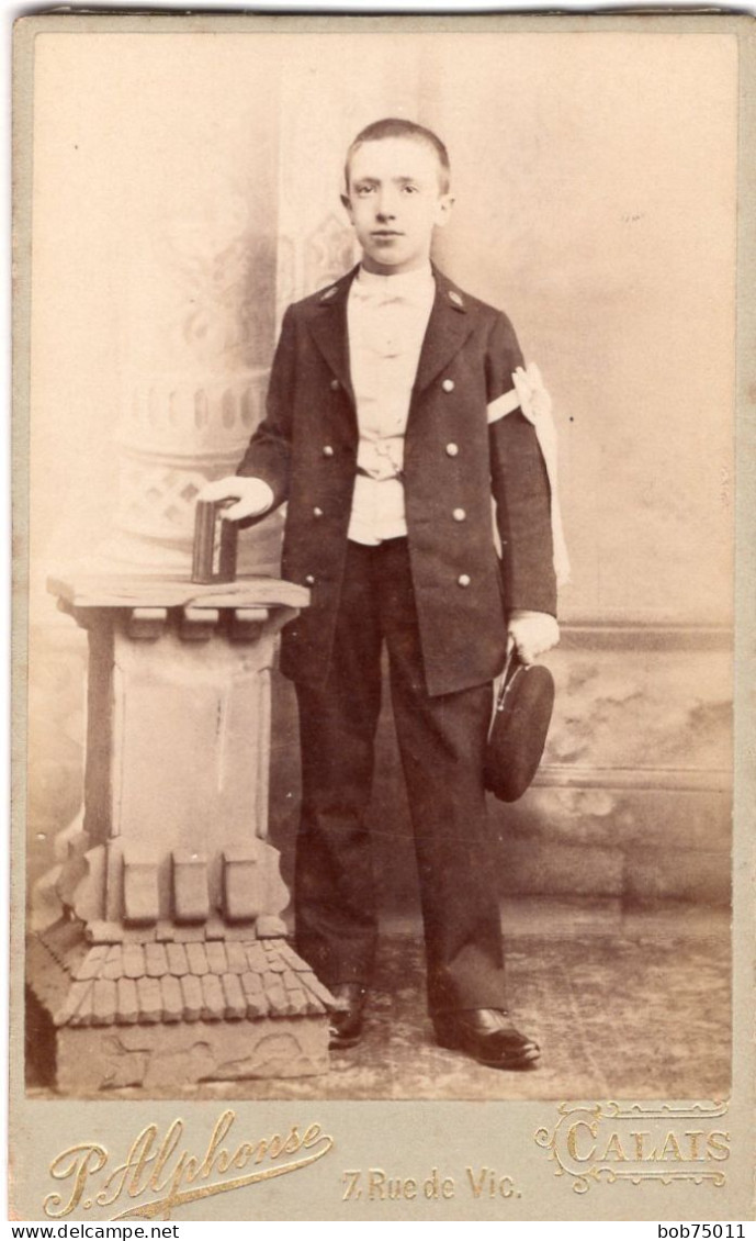 Photo CDV D'un Jeune Garcon  élégant Posant Dans Un Studio Photo A Calais - Alte (vor 1900)