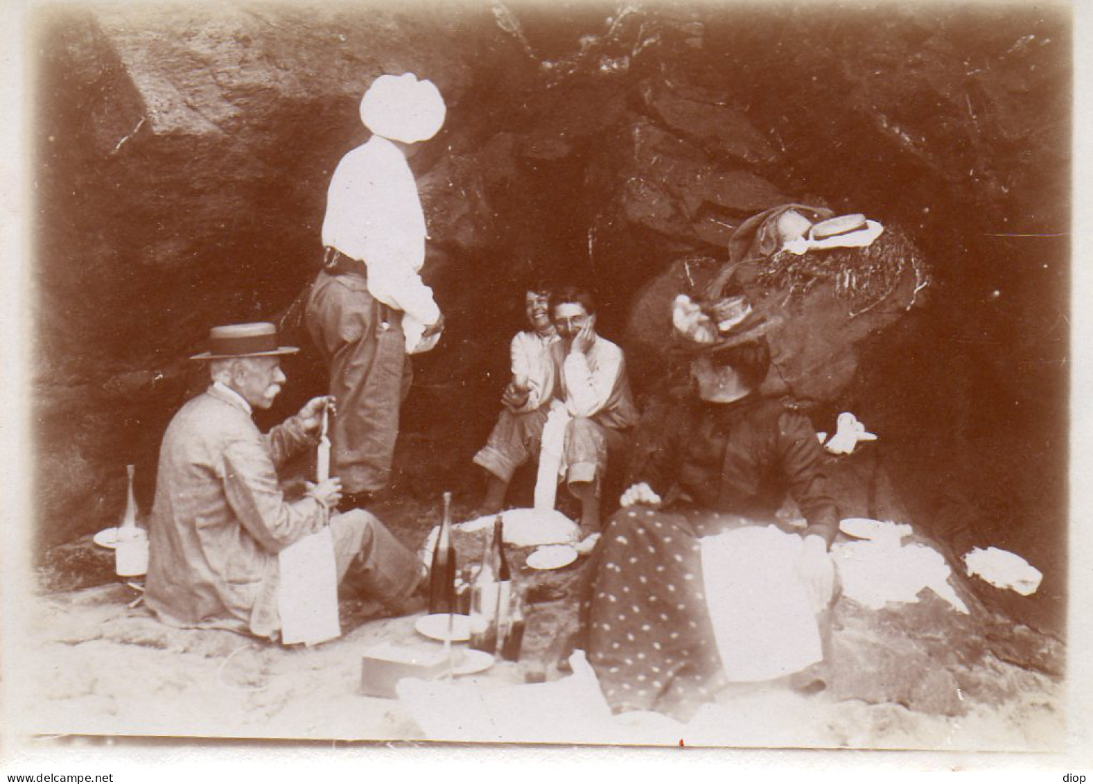 Photographie Photo Vintage Snapshot Bretagne Pic Nic Groupe Repas - Autres & Non Classés