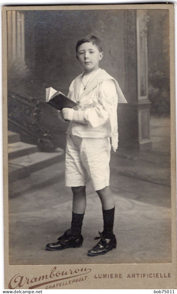 Photo CDV D'un Jeune Garcon  élégant Posant Dans Un Studio Photo A Chatellerault - Ancianas (antes De 1900)