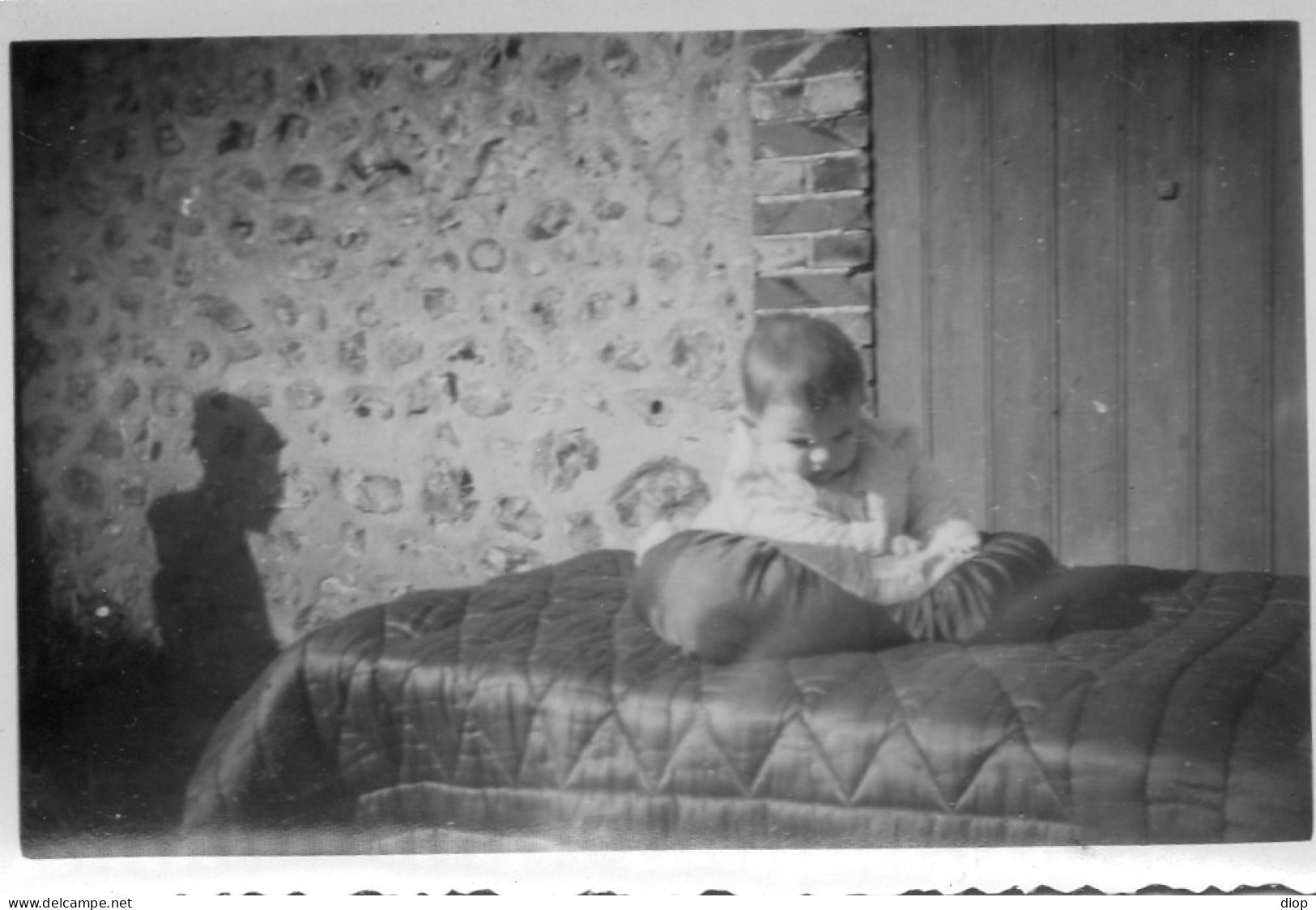 Photographie Photo Vintage Snapshot B&eacute;b&eacute; Baby Coussin Ombre Shadow - Anonymous Persons