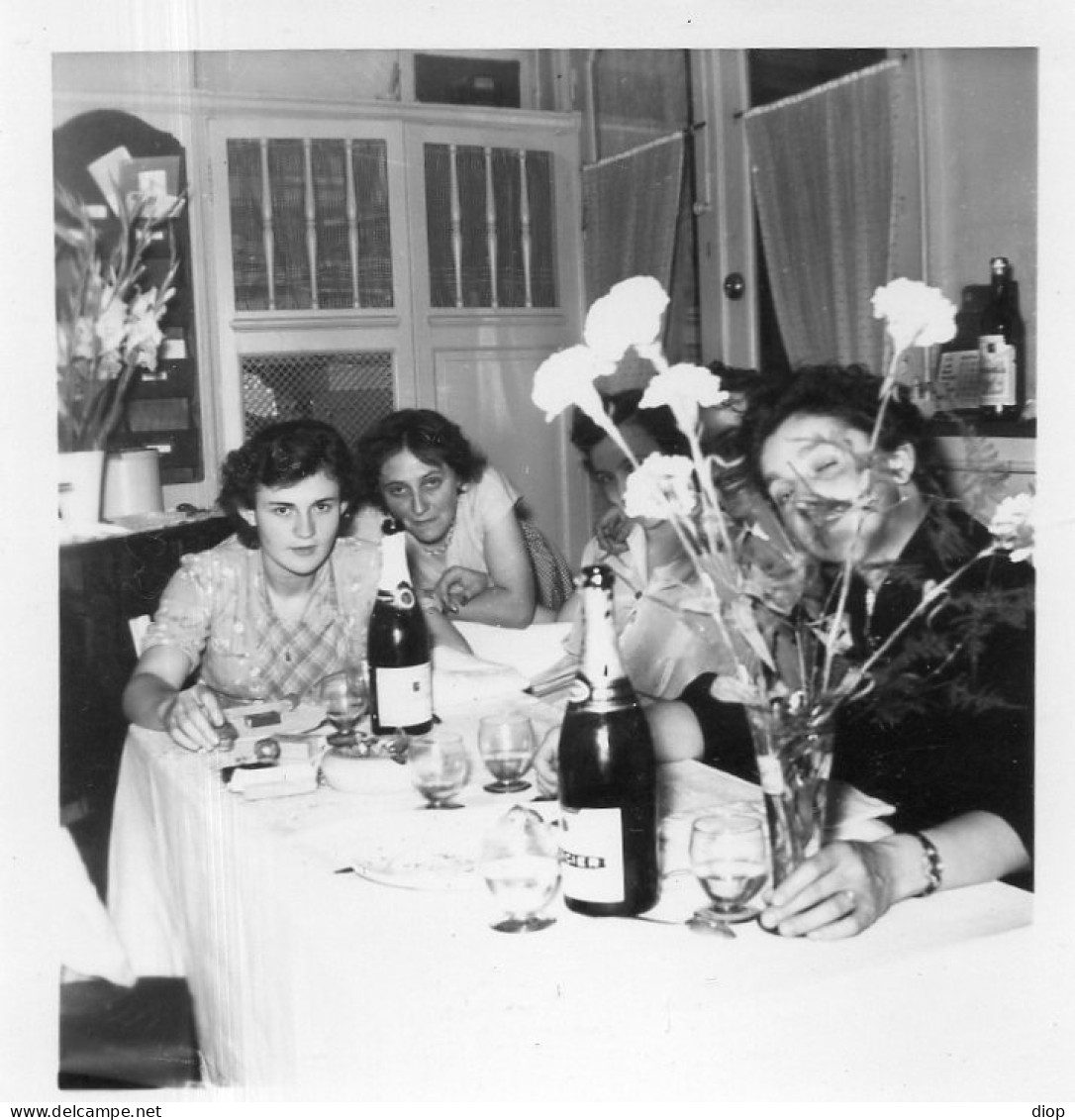 Photographie Photo Vintage Snapshot Bouteille Champagne Fleurs Repas - Anonymous Persons