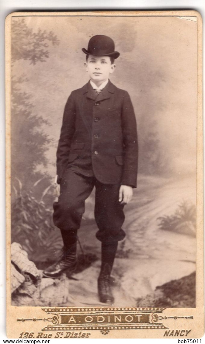 Photo CDV D'un Jeune Garcon  élégant Posant Dans Un Studio Photo A Nancy - Alte (vor 1900)