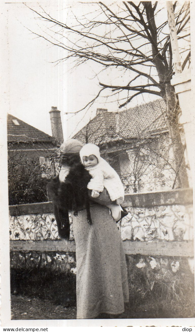 Photographie Photo Vintage Snapshot Dos Back Enfant B&eacute;b&eacute; Mode Renard - Anonymous Persons