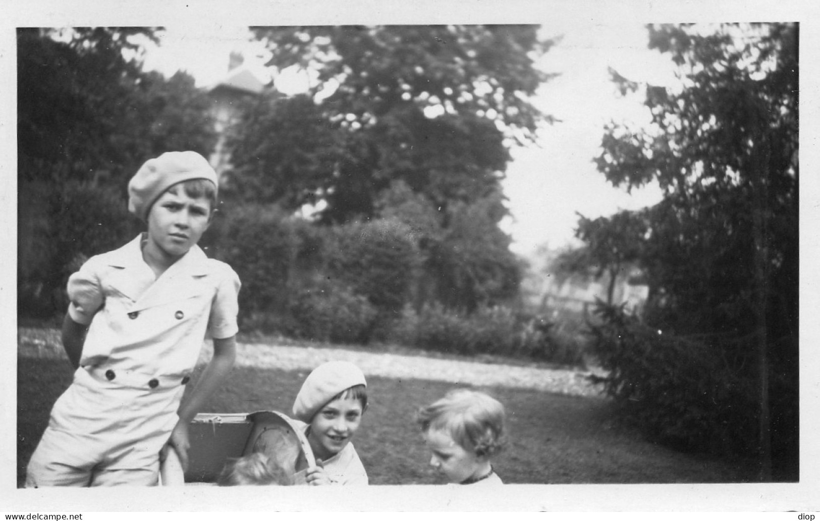 Photographie Photo Vintage Snapshot Groupe Enfant B&eacute;ret Mode - Anonymous Persons