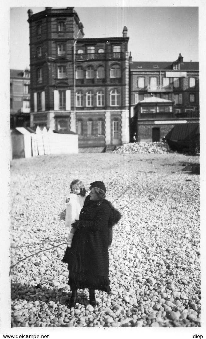Photographie Photo Vintage Snapshot Normandie Plage Galets Maman B&eacute;b&eacute; - Places