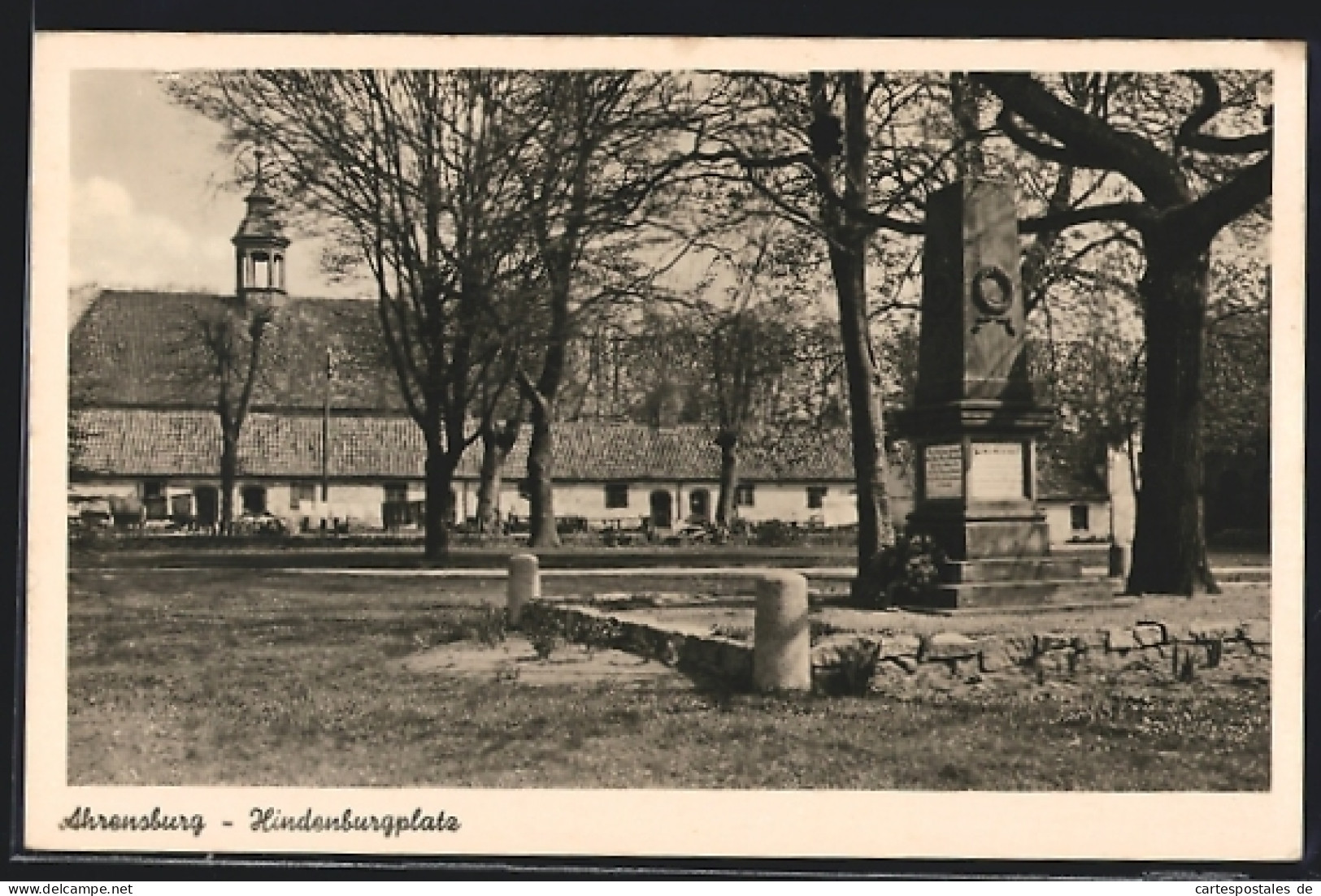 AK Ahrensburg / Holstein, Hindenburgplatz Mit Denkmal  - Ahrensburg