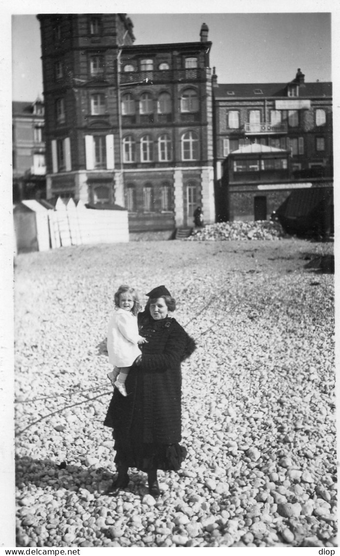 Photographie Photo Vintage Snapshot Normandie Plage Galets Maman B&eacute;b&eacute; - Anonymous Persons